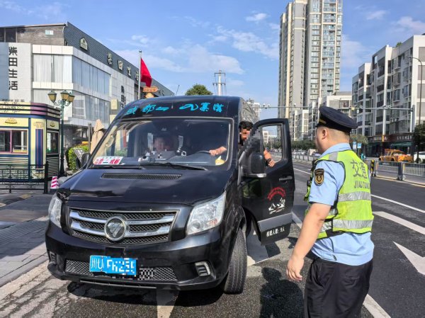 万德策略 “招手车”坐不得，“刹一脚”要不得！成都整治客运班车违规乱象